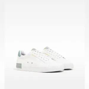 Bershka- Men’s trainers with coloured heel detail- WHITE
