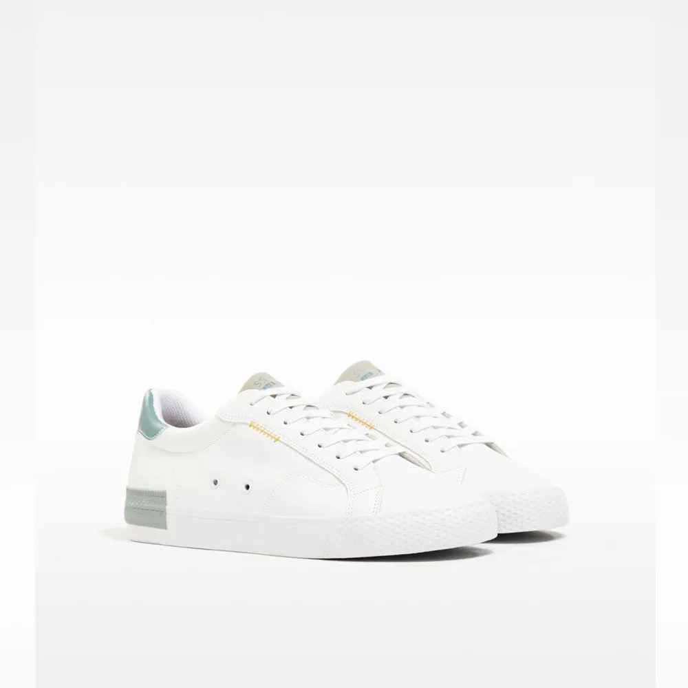 Bershka- Men’s trainers with coloured heel detail- WHITE