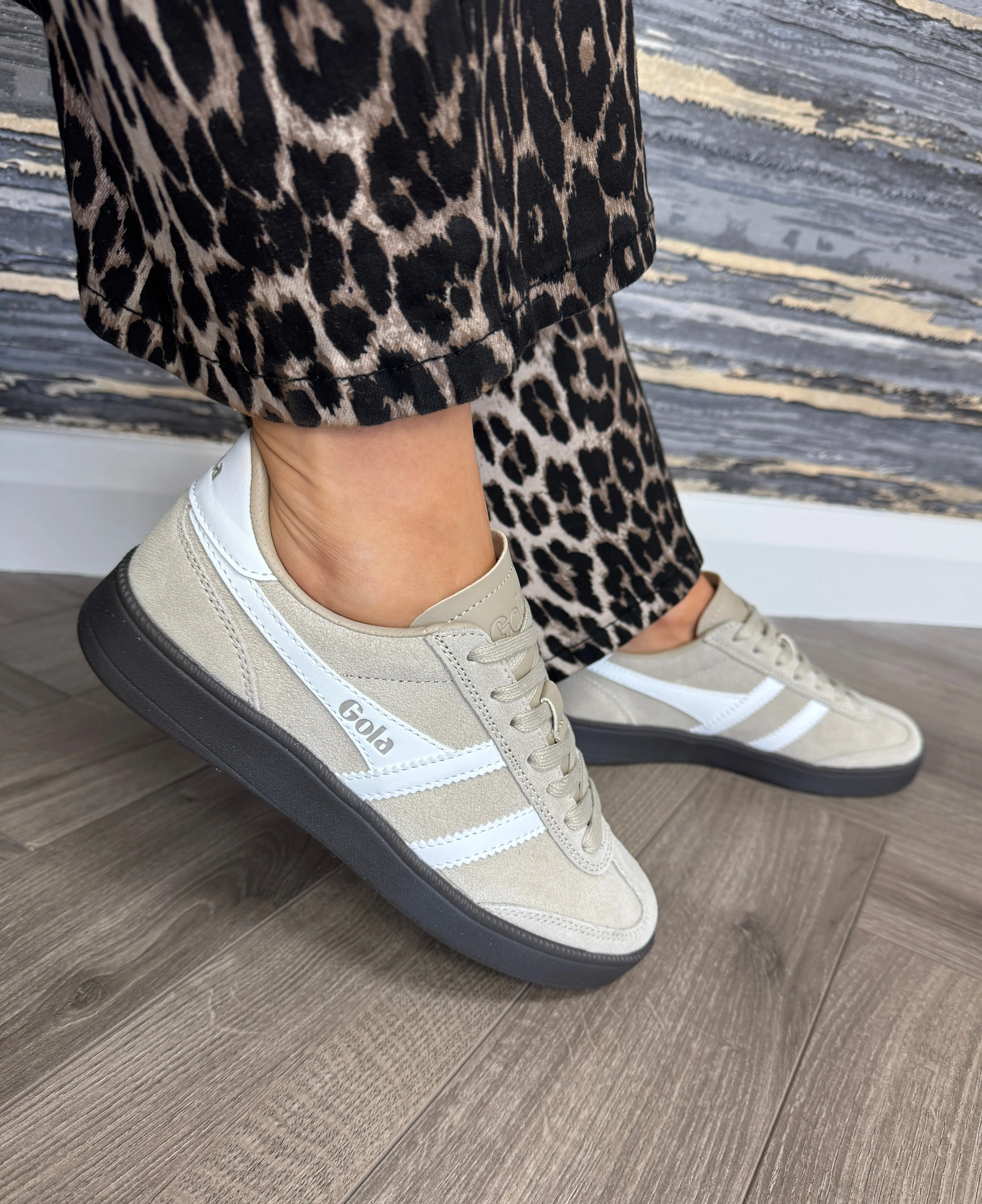 Gola (G21) Dark Gum Sole Suede Trainer CLB735 - Bone/White/Dark Gum