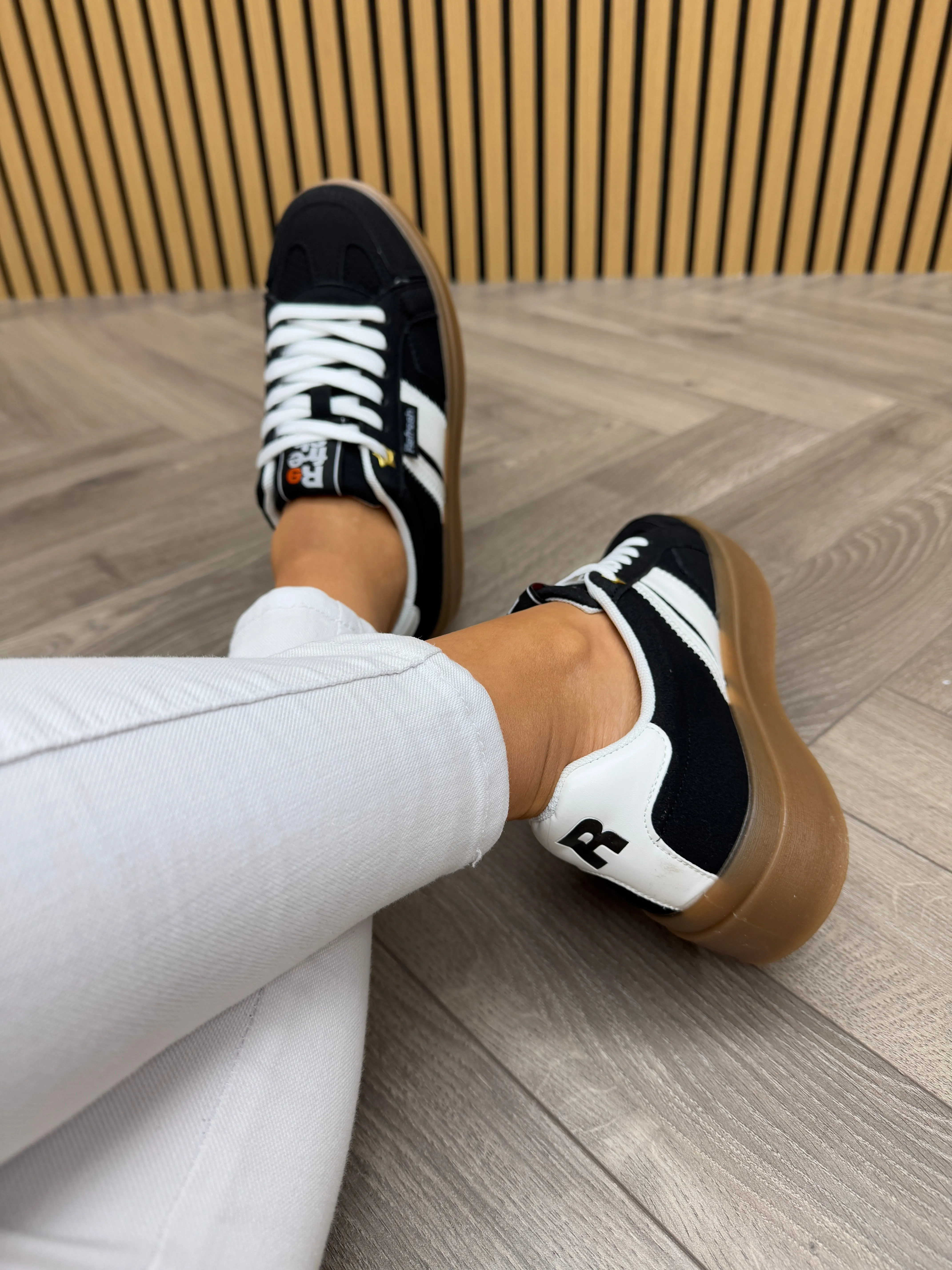 Refresh (SS25) Chunky Lace Up Trainer With Gum Sole 172820 - Negro (R10)